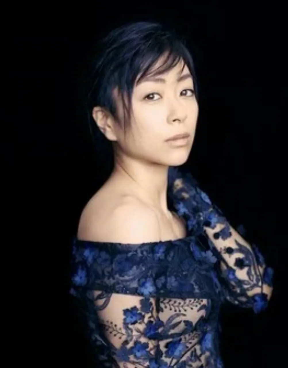Hikaru Utada Membawakan Lagu Tema Live-Action Bishoku Tantei Akechi Gorō