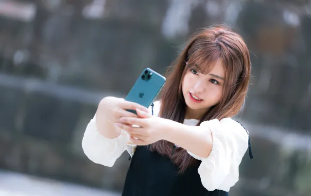 Politisi Jepang Ingin Membuat Hukum Larangan Berjalan Sambil Melihat Smartphone