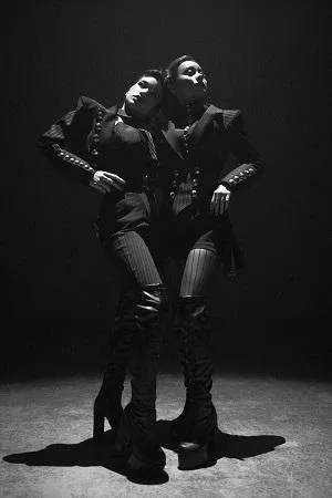 Lihat Penari Beroda Retro-Futuristik Dalam Video 'Sugar Rush', Sebuah Lagu Cinta Noir Dari Duo Jepang FEMM