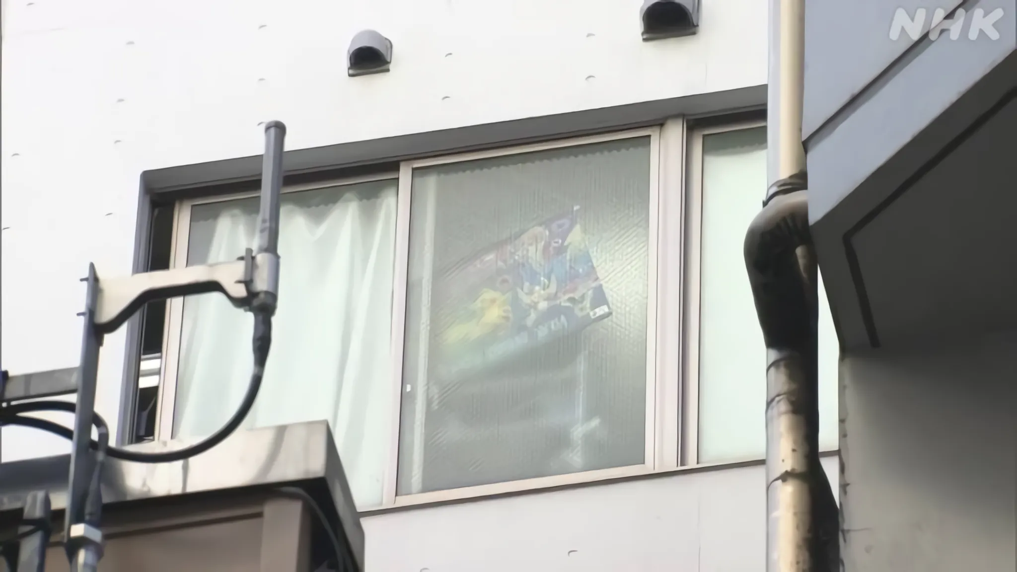 Seorang Pria Nekat Memanjat Gedung Setinggi 6 Lantai untuk Mencuri Kartu Pokemon dan Yu-Gi-Oh!