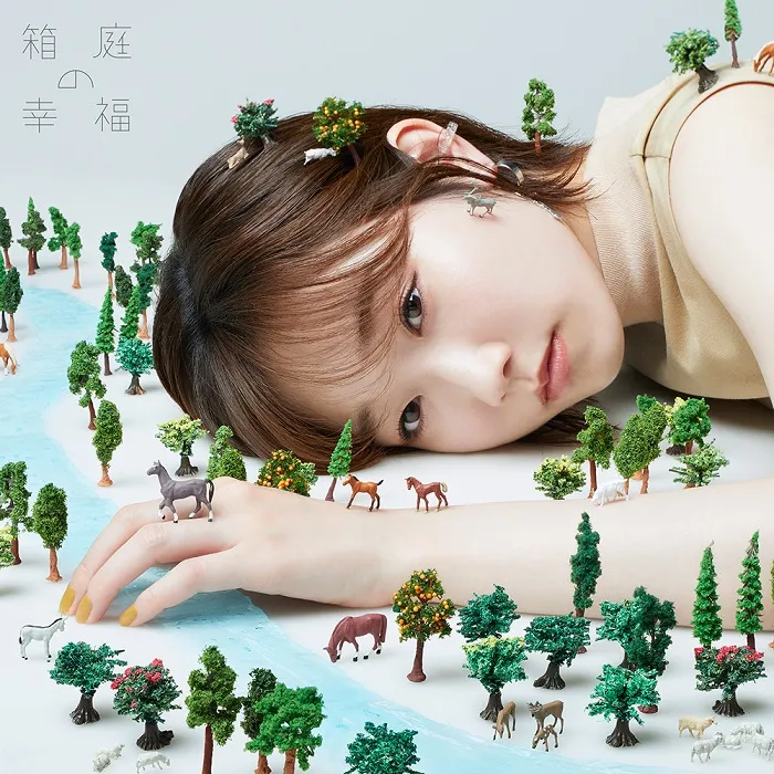 Azusa Tadokoro merilis single barunya 'Hakoniwa no Kofuku' yang merupakan lagu penutup dari "In the Land of Leadale". Foto-foto terbarunya, sampul album dan video musik telah terungkap.