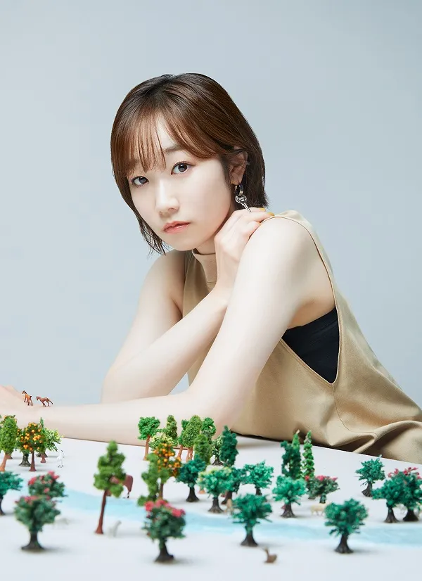 Azusa Tadokoro merilis single barunya 'Hakoniwa no Kofuku' yang merupakan lagu penutup dari "In the Land of Leadale". Foto-foto terbarunya, sampul album dan video musik telah terungkap.