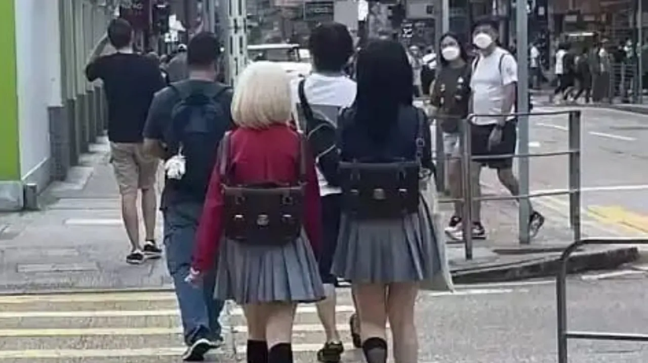 Chisato dan Takina Terlihat Berjalan di Jalanan Hong Kong