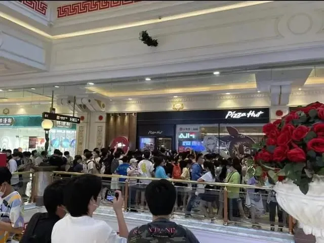 Kolaborasi dengan Genshin Impact Membuat Sebuah Toko Pizza Hut Terlalu Ramai hingga Polisi Harus Menutupnya