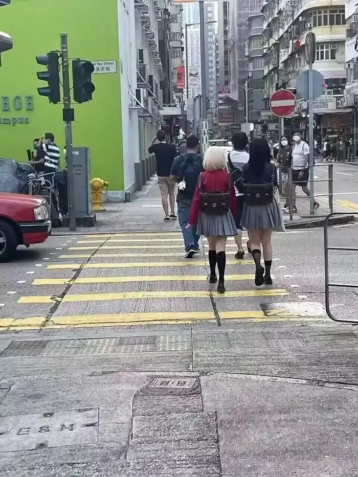 Chisato dan Takina Terlihat Berjalan di Jalanan Hong Kong