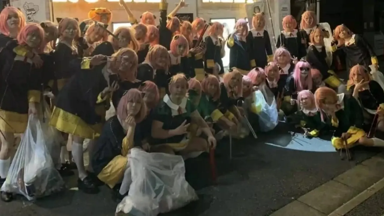 Gerombolan Pria Berkostum Anya Membersihkan Jalanan di Kabukicho