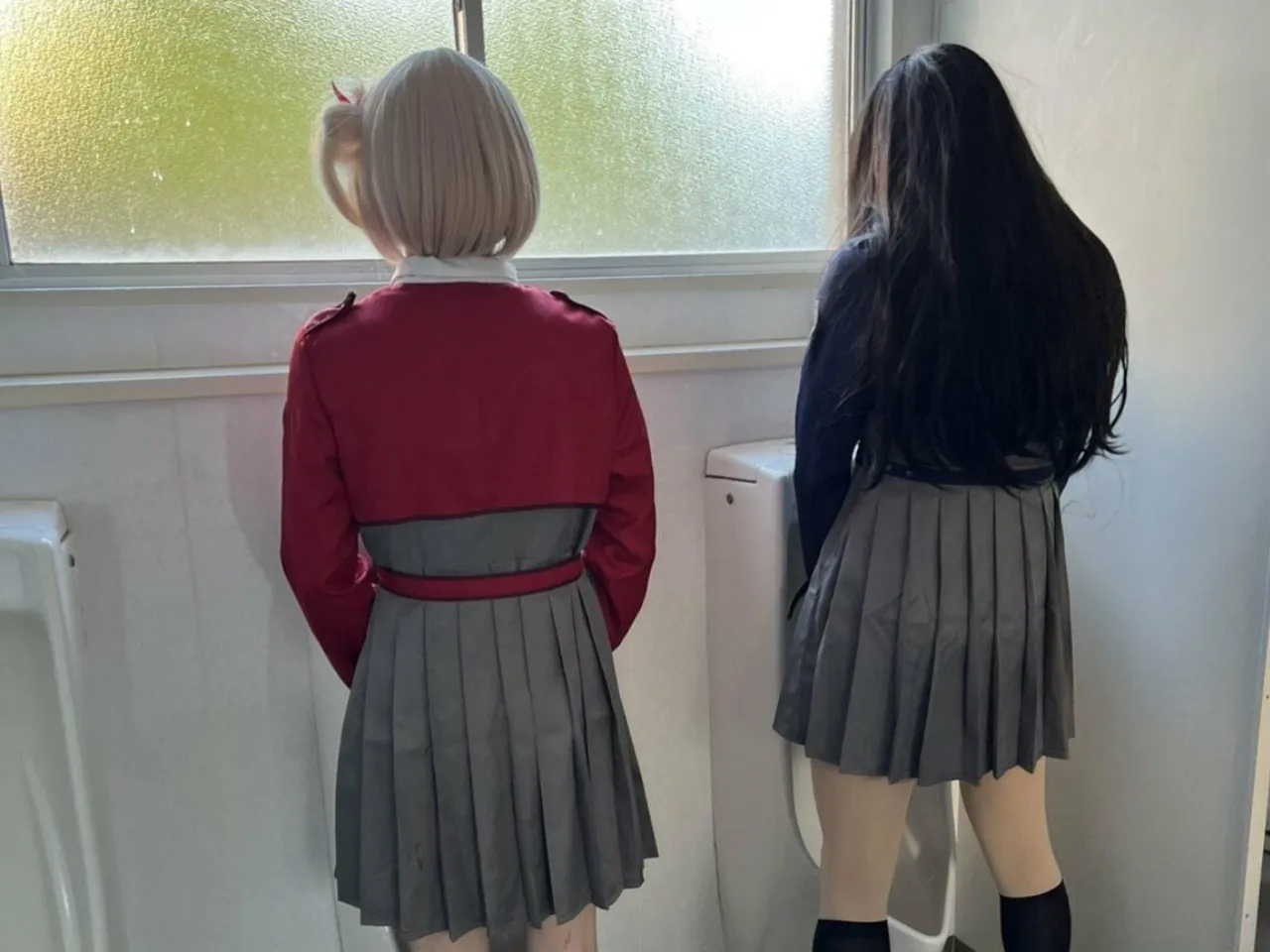 Gadis Lycoris Recoil Malah Ada di Toilet Pria