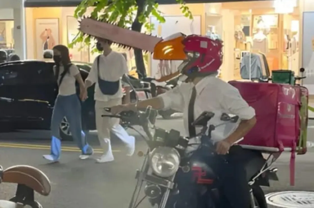 Pria Pengantar Barang Berpakaian seperti Chainsaw Man dan Menjadi Viral