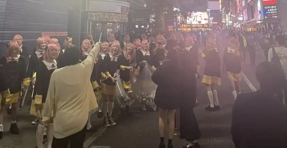 Gerombolan Pria Berkostum Anya Membersihkan Jalanan di Kabukicho