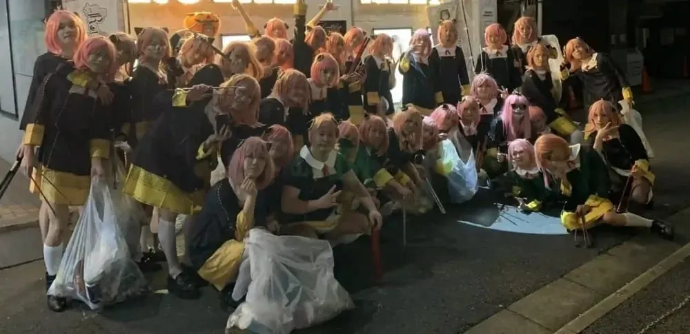Gerombolan Pria Berkostum Anya Membersihkan Jalanan di Kabukicho