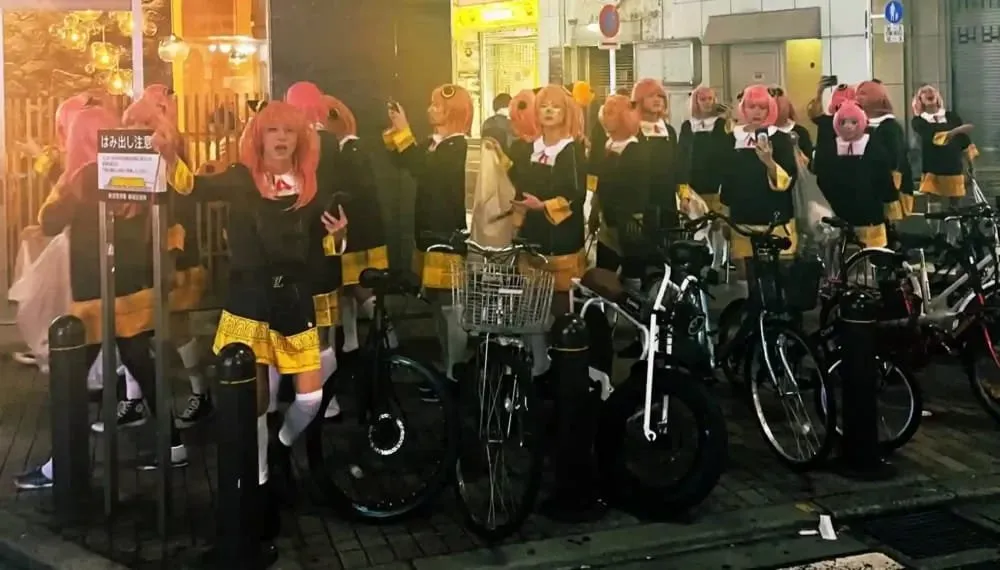 Gerombolan Pria Berkostum Anya Membersihkan Jalanan di Kabukicho
