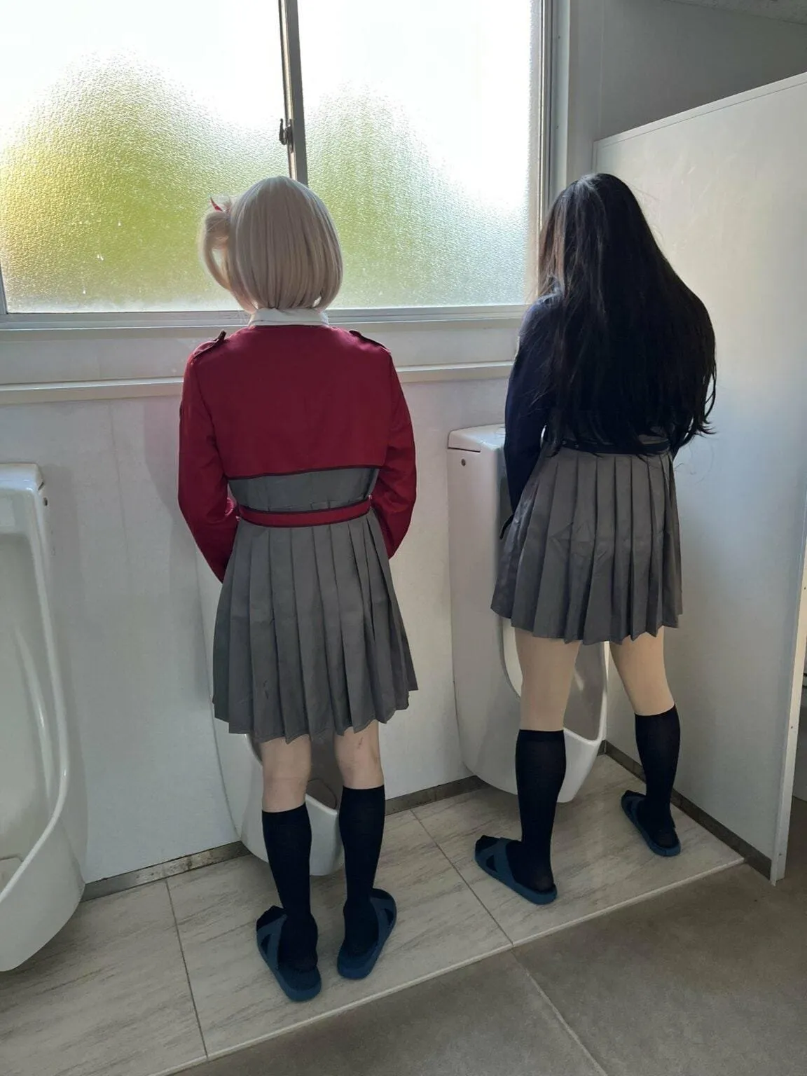 Gadis Lycoris Recoil Malah Ada di Toilet Pria