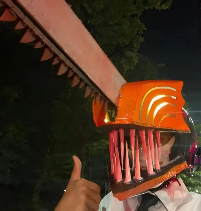 Pria Pengantar Barang Berpakaian seperti Chainsaw Man dan Menjadi Viral