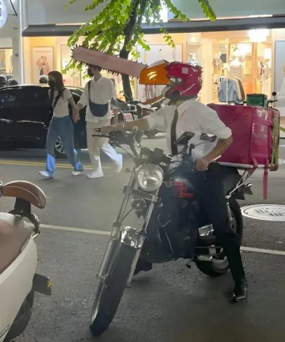 Pria Pengantar Barang Berpakaian seperti Chainsaw Man dan Menjadi Viral