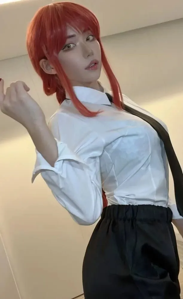 Eimi Fukada Ber-cosplay sebagai Makima