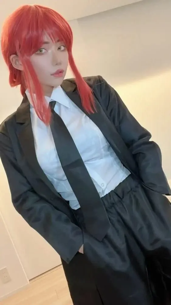 Eimi Fukada Ber-cosplay sebagai Makima