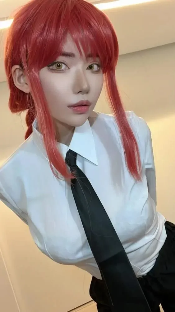 Eimi Fukada Ber-cosplay sebagai Makima
